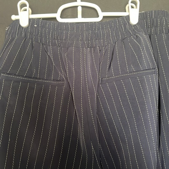 Women’s pinstripe navy blue pull on pants. - Picture 6 of 6